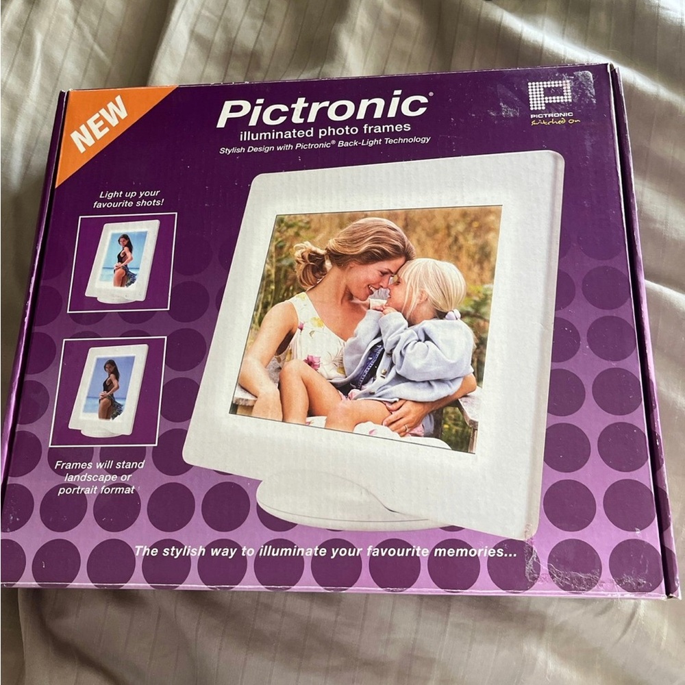 Pictronic illuminated photo frame